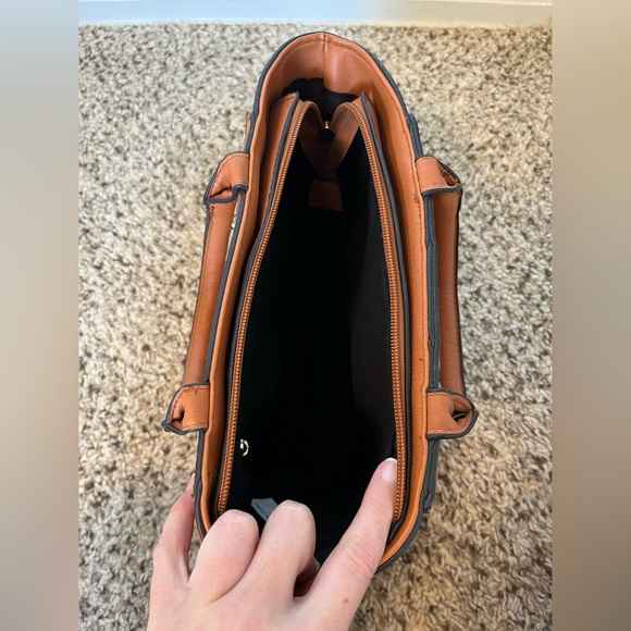 Medium size orange purse - Picture 4 of 4